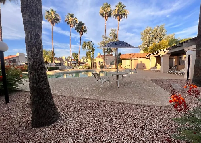 Serene Town Home In Chandler With Pool